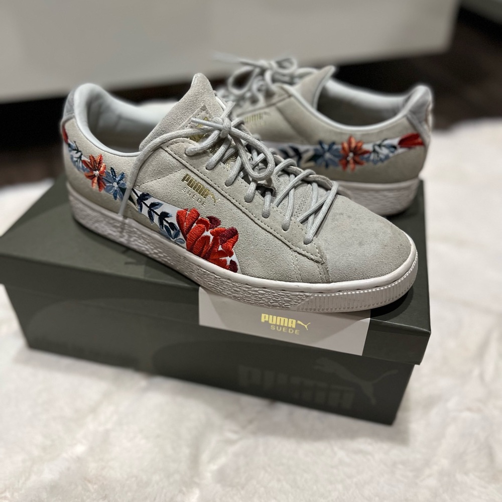 Puma sneakers with floral stitching in glacier grey. Size 7M.